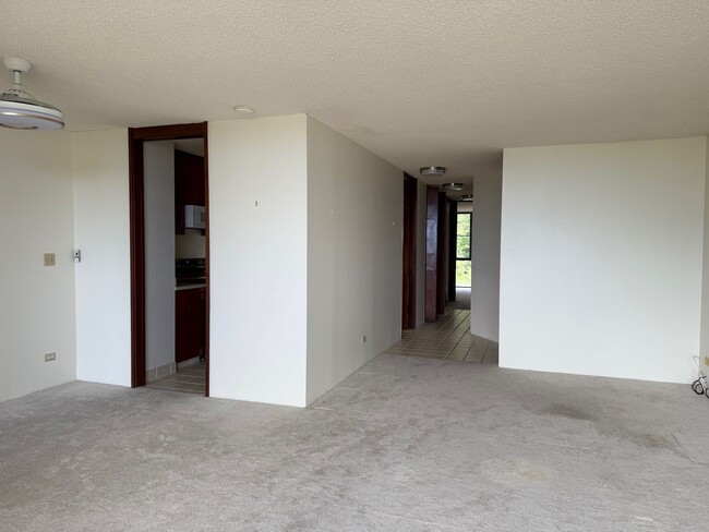 Building Photo - Spacious one bedroom, one bath with two pa...