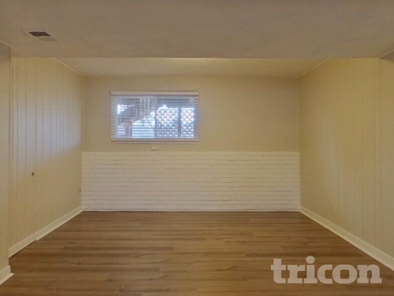 Building Photo - 3057 S Mobile Way