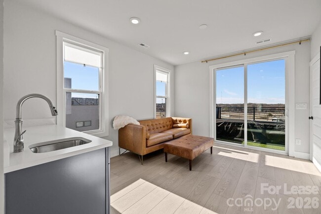 Building Photo - 1925 Dunavant St