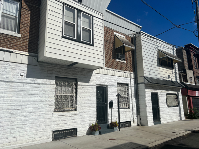 Primary Photo - 2626 Master St