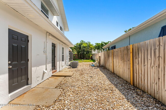 Building Photo - 6765 Angeles Rd