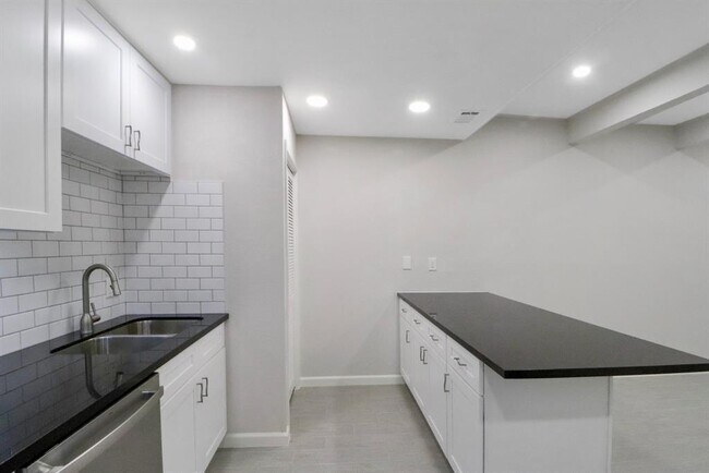 Building Photo - 5929 Queensloch Dr