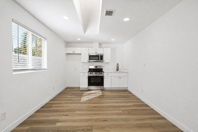 Building Photo - 5822 Virginia Pl