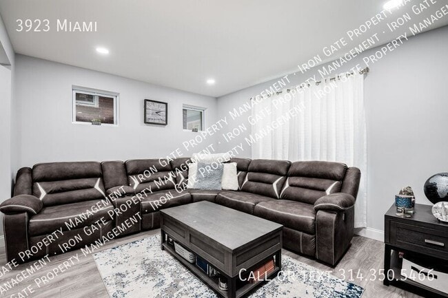 Building Photo - 3923 Miami-