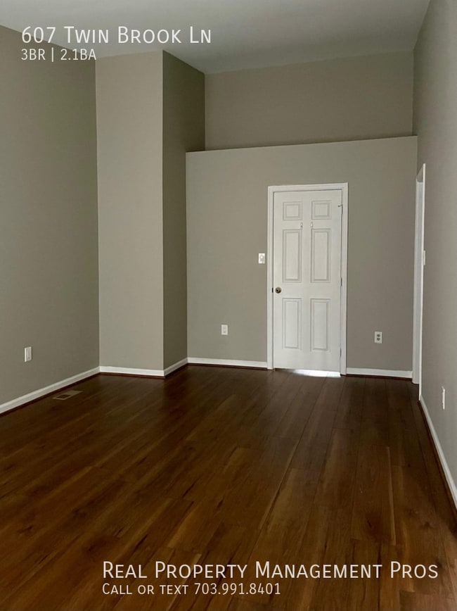 Building Photo - 607 Twin Brook Ln