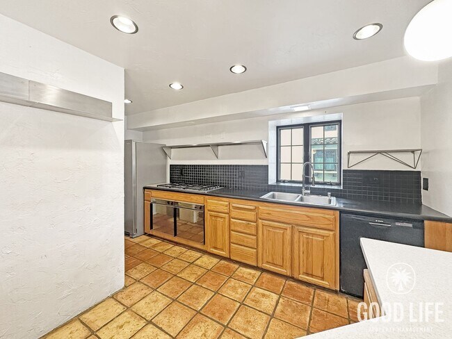 Building Photo - Stunning 2B/2.5BA Townhouse w/ W/D, Private Balconies & Pool!