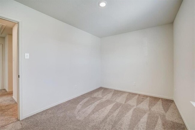 Building Photo - 221 Cres Park Dr