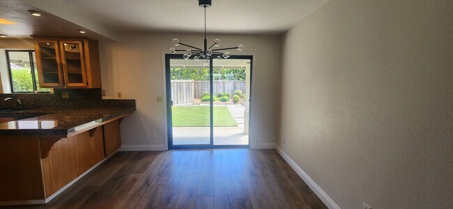 Building Photo - Beautiful 3 Bedroom Home in Desirable Rive...