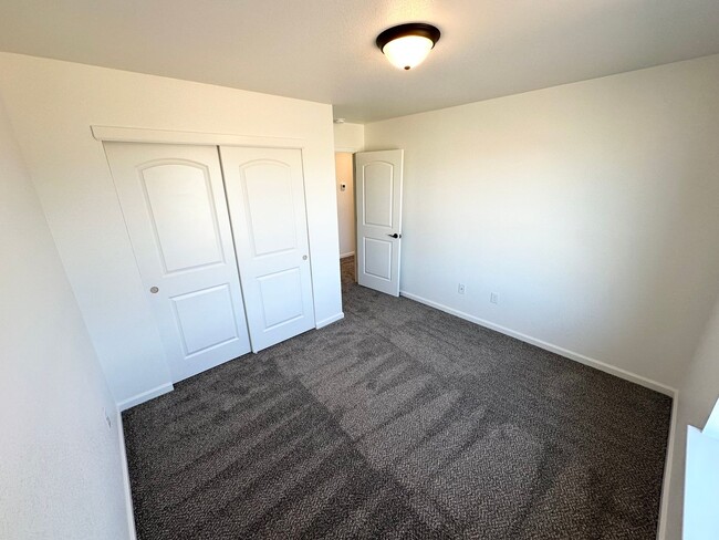 Building Photo - Half off first month's rent with 1 year le...