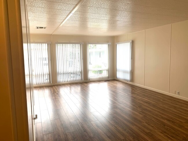 Building Photo - Community System Apartments