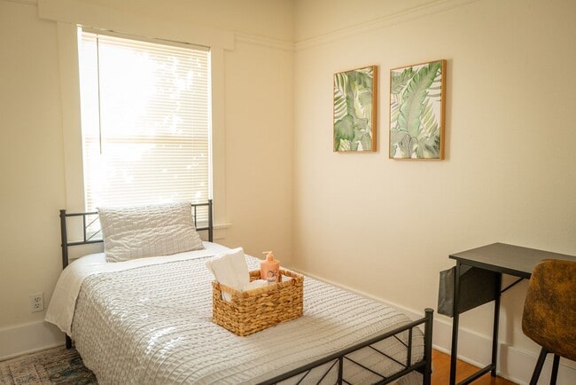 Building Photo - Spacious Furnished Home Near Pasadena City College