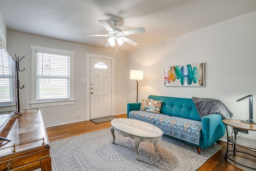 Building Photo - 1600 Belle Pl