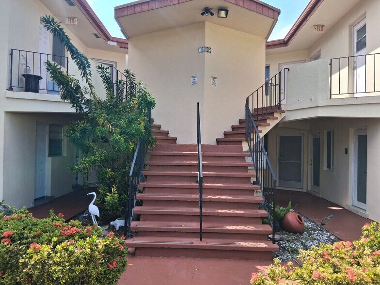 Building Photo - 1605 NE Miami Gardens Dr