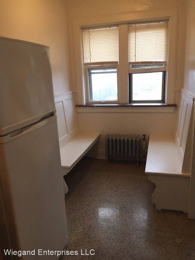 Building Photo - 2324 W Wisconsin Ave