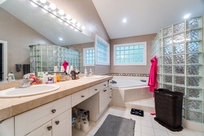 Building Photo - 821 Loch Island Dr