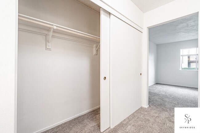 Building Photo - "Chic Urban Living: Spacious 2-Bed, 2-Bath Townhouse with Gleaming Hardwood Floors in Rancho Cuca...