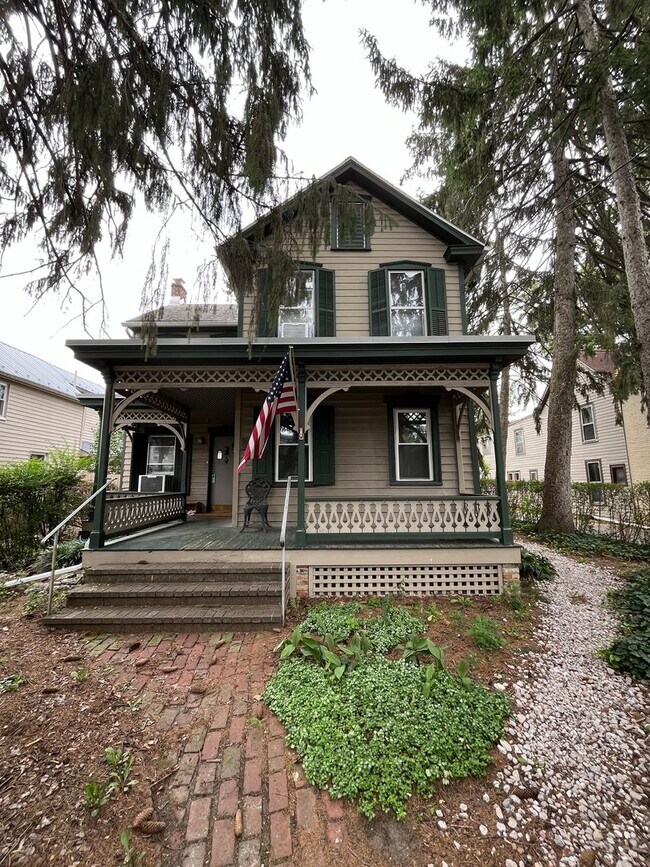 Building Photo - Spacious 4-5 Bedroom, 1.5 Bathroom 2-Story...