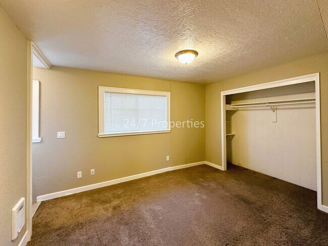 Building Photo - Charming 2 BD | 2 BA Home with A/C in Salem