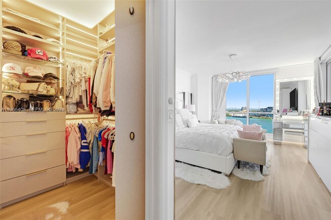 Building Photo - 848 Brickell Key Dr