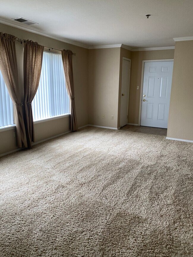 Building Photo - $1700/Mos 1 Bed 1 Bath Lower Level Condo i...
