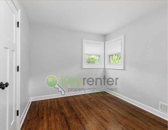 Building Photo - Spacious Clifton Cape with Finished Baseme...
