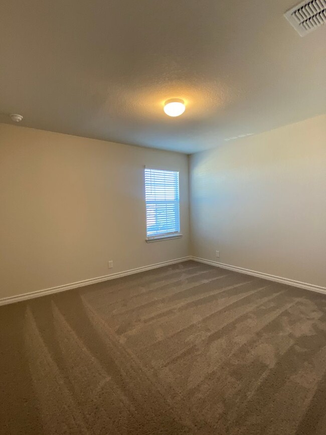 Building Photo - $300 OFF 1ST MONTH RENT IF YOU MOVE IN WIT...