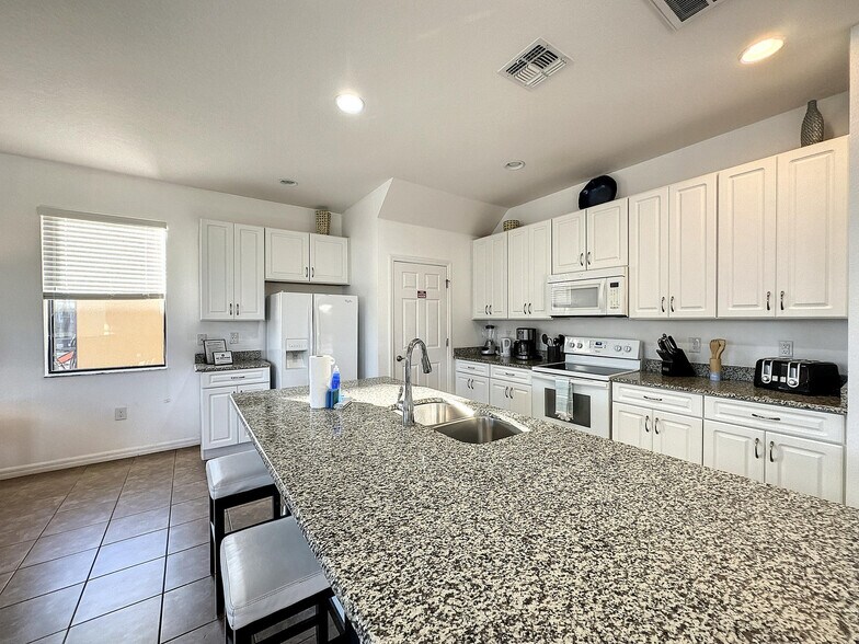 Building Photo - 2613 Rosemont Cir