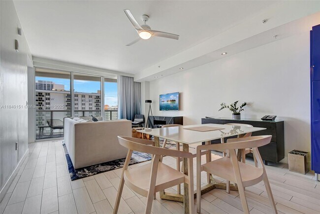 Building Photo - 3101 Bayshore Dr