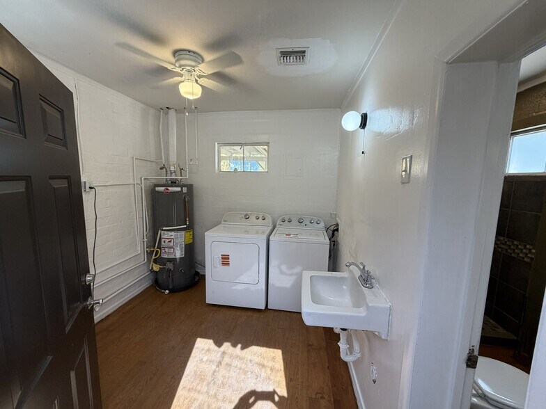 Building Photo - 537 W Mariposa St