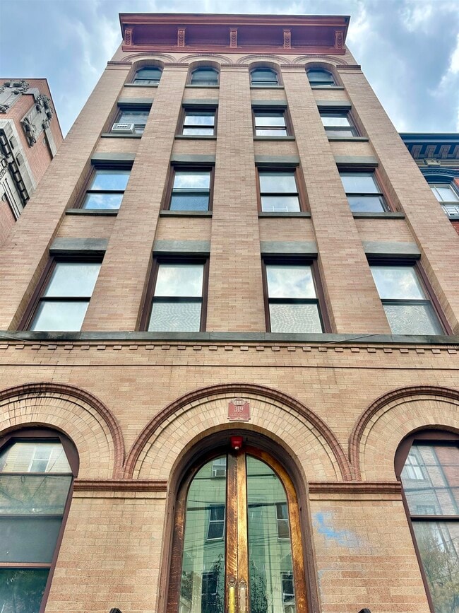 Building Photo - 319 8th St