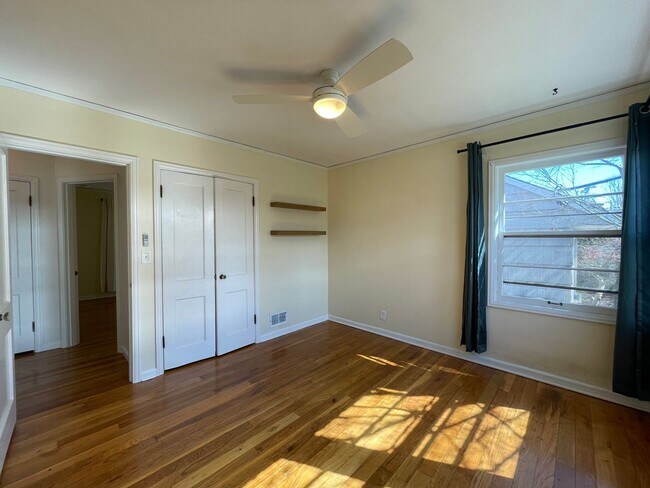 Building Photo - St. Johns 1940s 2Bd 1Ba home with updated Kitchen and a Basement! Features a Stained glass Outdoo...