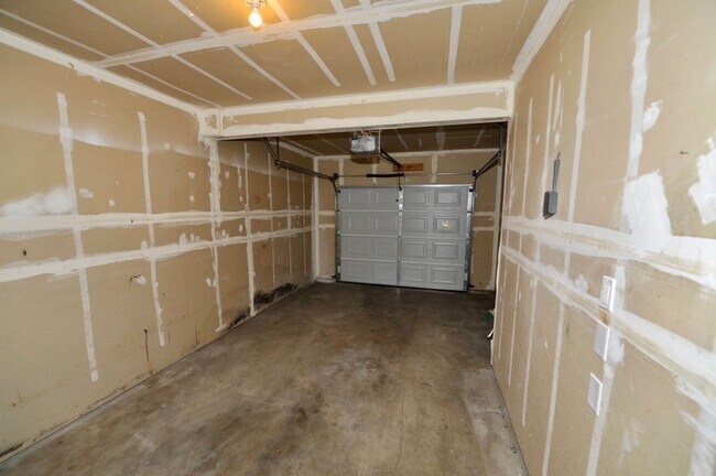 Building Photo - 3 bed 2 bath townhome