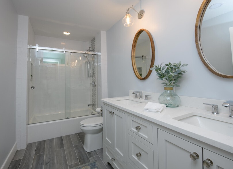 Hall bathroom - 147 Hemlock Rd