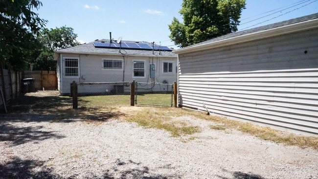 Building Photo - 532 Perry St