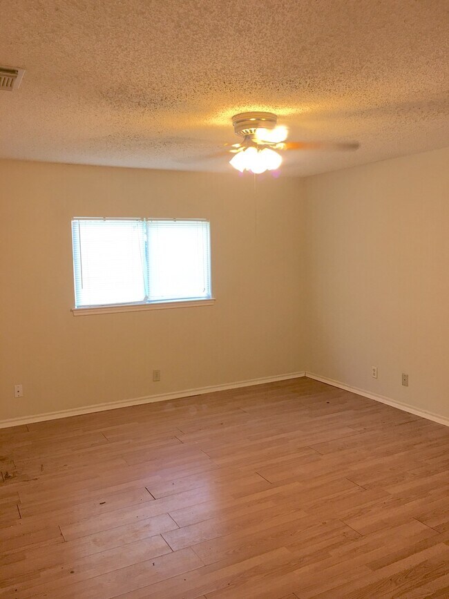 Building Photo - GREAT LOCATION CLOSE TO UTSA