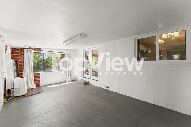Building Photo - 221 Everett Dr