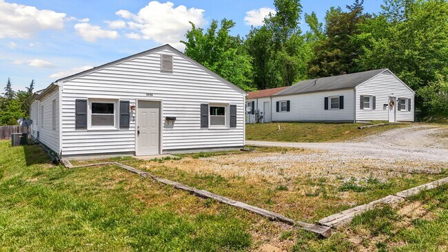 Building Photo - 422 Longwood Ave