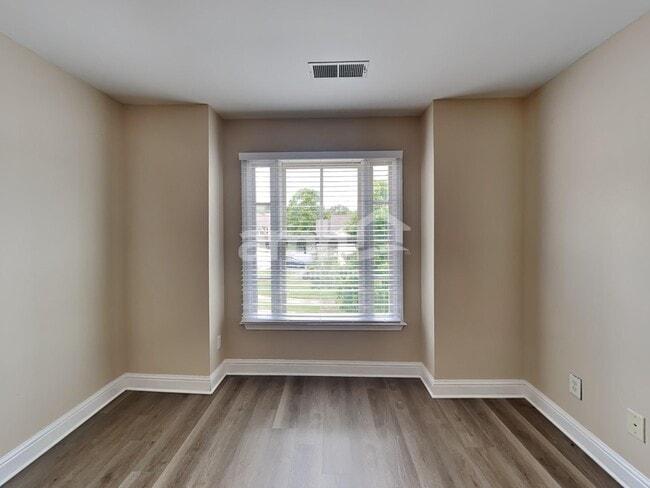 Building Photo - 333 Silver Top Dr SE