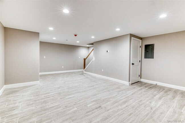 Building Photo - 78 Roslyn Rd