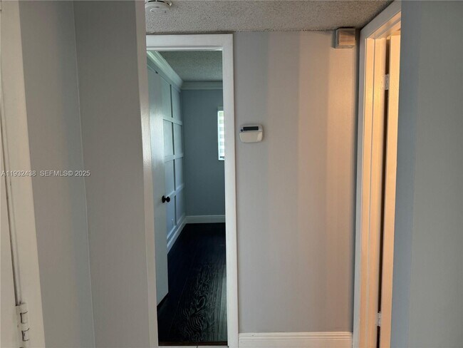 Building Photo - 185 Lakeview Dr