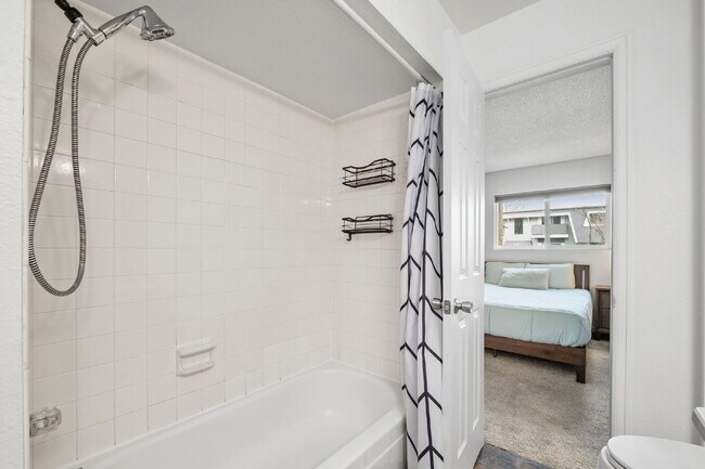 Building Photo - Great 2 bed 2 bath town house centrally lo...