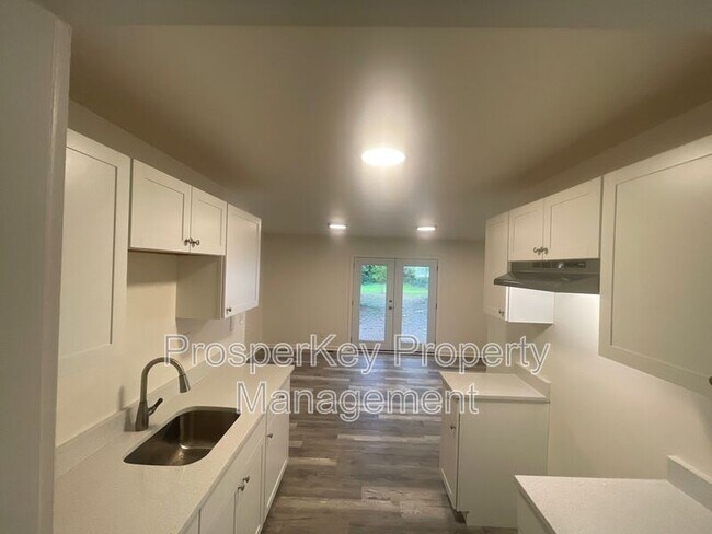 Building Photo - 246 Pinetree Cir