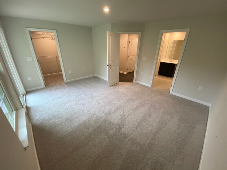 Building Photo - 4843 Randall Rd