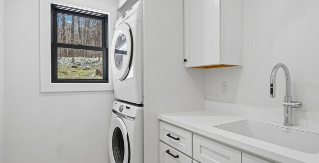 Building Photo - Furnished Executive Extended Stay Rental on Old Mission Peninsula
