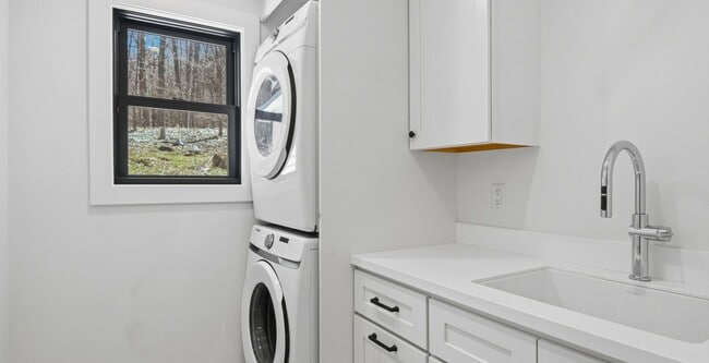 Building Photo - Late Summer Furnished Executive Extended Stay Rental on Old Mission Peninsula