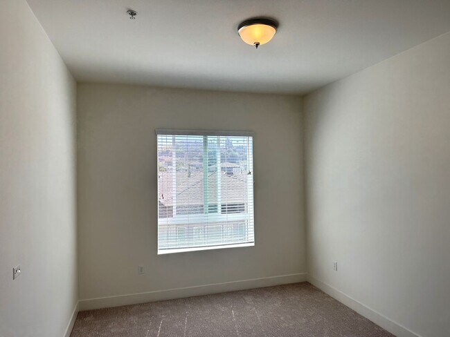Building Photo - Beautiful 2+2, Bonus Room & balcony in PLA...