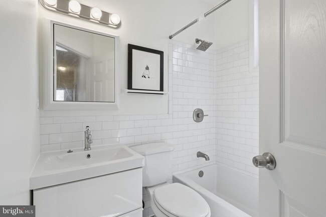 Building Photo - 707 15th St NE