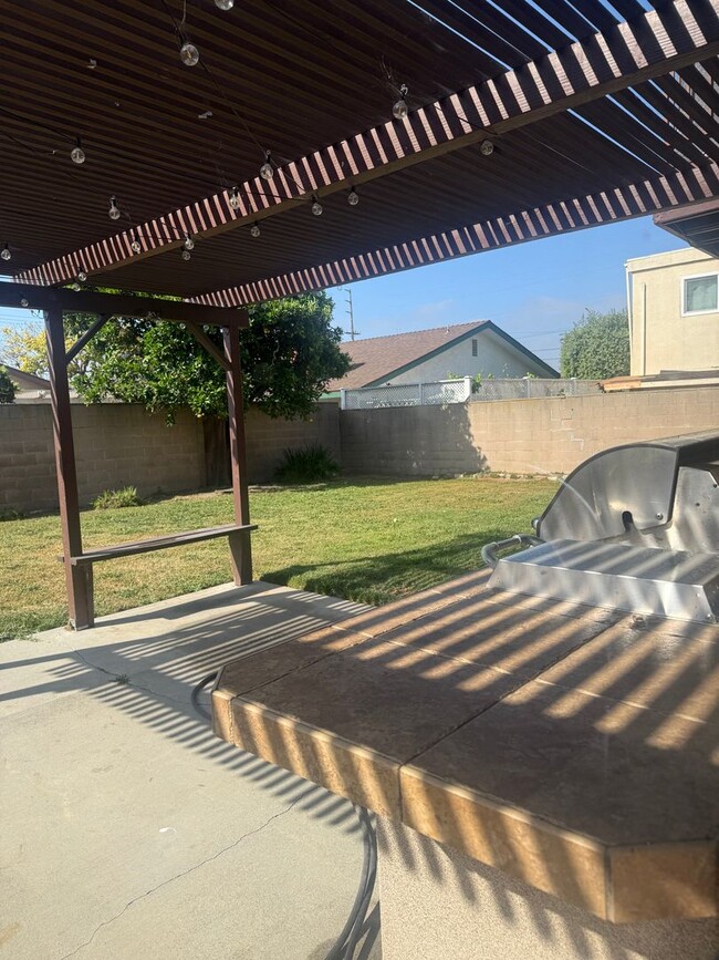 Building Photo - SPACIOUS 4 BEDROOM 3 BATH HOME