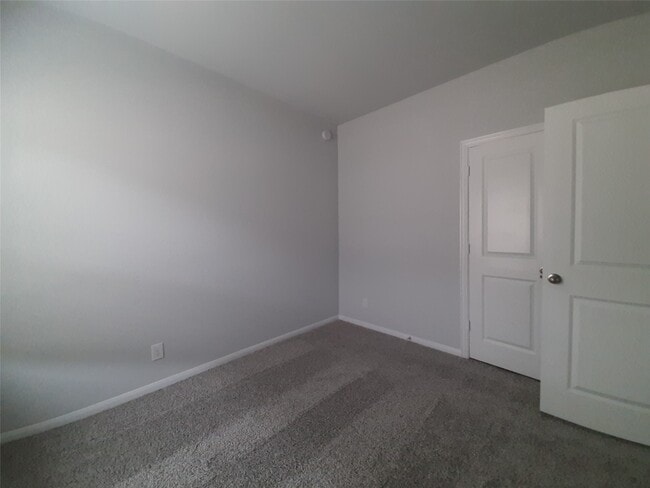 Building Photo - 5855 Strawflower Ln