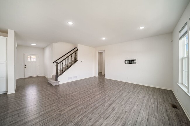 Building Photo - 356 S Pointe Ave